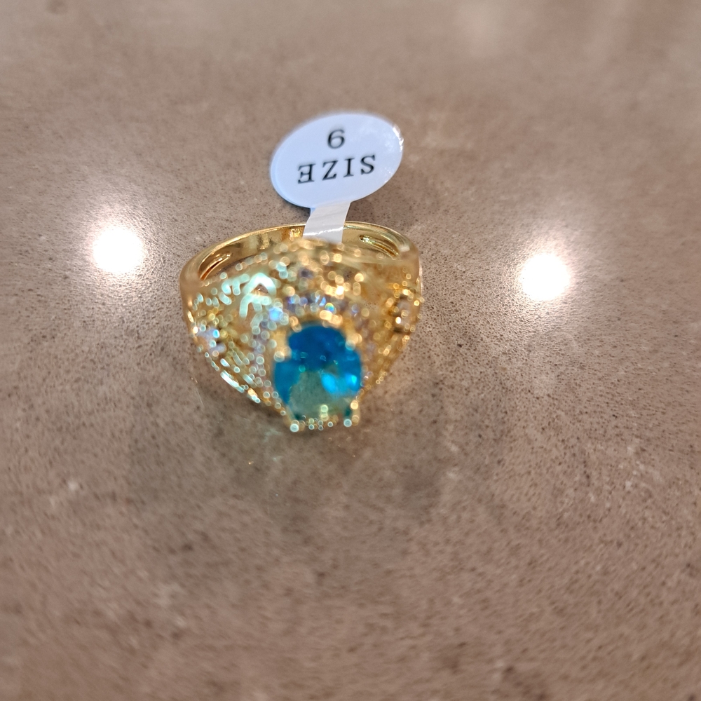 Elegant Gold Tone and Blue Gemstone Ring